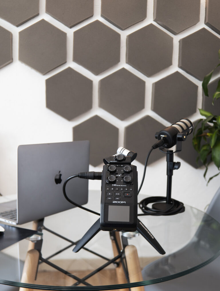 Set de podcast con paneles hexagonales