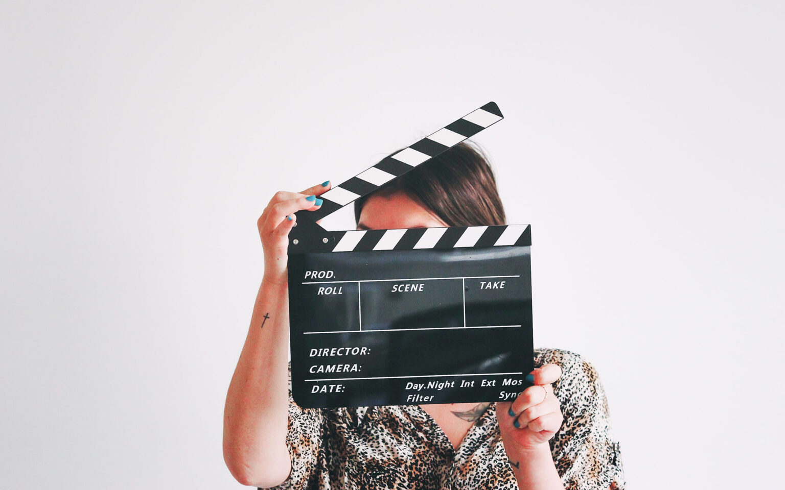 Persona sosteniendo una claqueta de cine